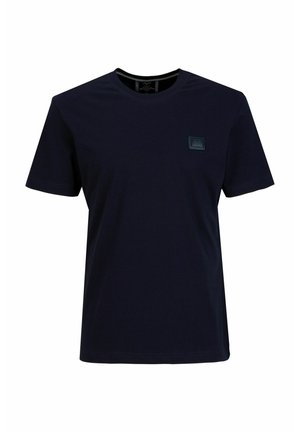 Marineblauwe katoenen T-shirt met korte mouwen, ronde hals en een textuurpatch op de linker borst. Eenvoudig ontwerp, geen patronen of prints.