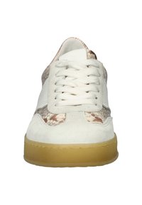 Witte sneakers met gestructureerde slangenprintaccenten, vetersluiting en een rubberen gumlederen zool. Suede materiaal voegt contrast toe aan het ontwerp.