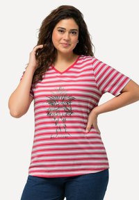 Gestreepte korte mouw t-shirt in roze en wit, met een v-hals en een grafische illustratie van een vogel nabij het midden.