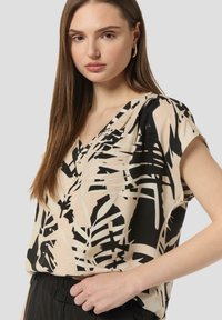comma MIT ALL-OVER - T-Shirt print - schwarz