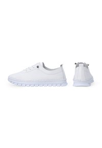 Weiße Sneaker aus synthetischem Material mit einer strukturierten Oberseite, Schnürdesign und einer dicken weißen Sohle mit einer gewellten Musterung und schwarzen Akzenten.