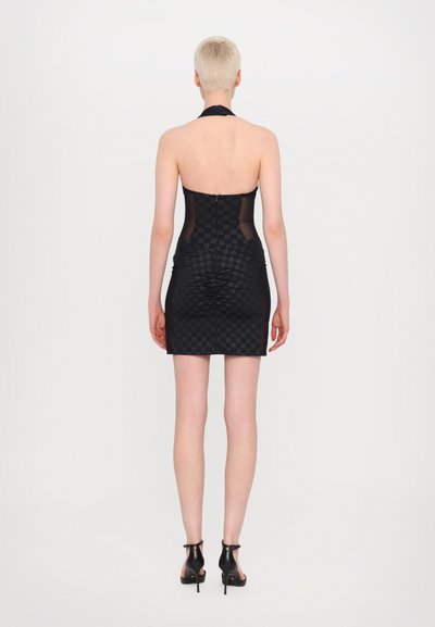 Rochie neagră cu guler halter, panou de material transparent și model cu pătrățele, siluetă ajustată și detalii plisate la talie.
