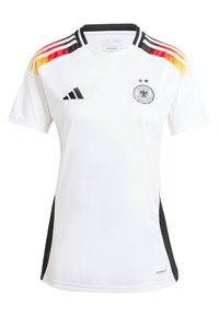 Bílé dres Adidas s černými akcenty, kulatým výstřihom a krátkými rukávy, s multikolórovými pruhy na ramenech. Zobrazeno logo národního týmu Německa.