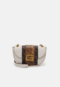 Kabelka přes tělo vyrobená z hladkého krému a vzorovaných černých syntetických materiálů. Obsahuje centrální panel z hnědé hadí kůže a zlaté kovové prvky.