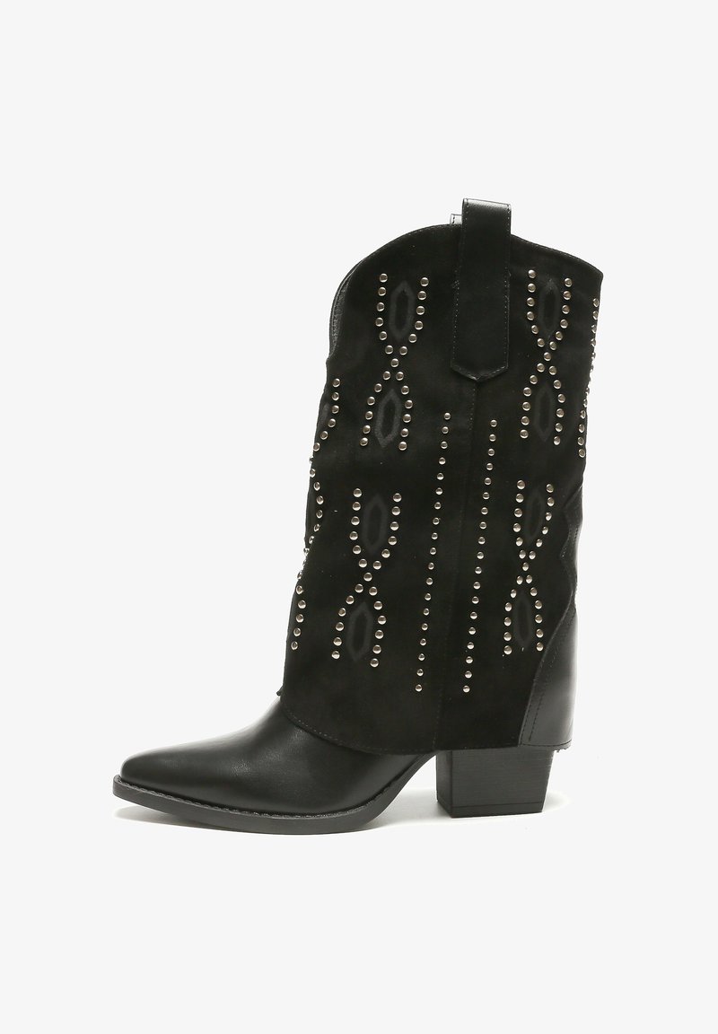 Czarne kowbojskie buty wykonane z zamszu i skóry, z metalowymi ćwiekami w dekoracyjnym wzorze, spiczastym czubkiem i słupkowym obcasem.