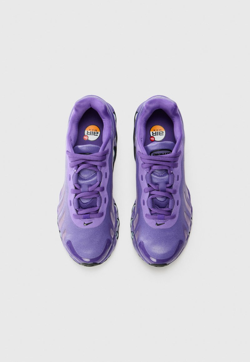 Lila Sport Schuhe mit einem glatten synthetischen Obermaterial, runder Zehenpartie, gepolsterter Sohle und Schnürung an der Vorderseite. Mit auffälligem Markenlogo auf der Zunge.
