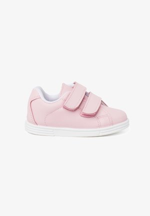 Helle pinke Turnschuhe aus synthetischem Material mit weißen Sohlen, ausgestattet mit zwei Klettverschlüssen und genähten Details im Obermaterial.