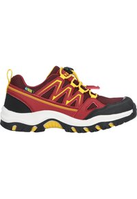 Chaussure de sport rouge et noire avec des accents jaunes, tige en mesh, bout rond, semelle épaisse blanche, et système de laçage rapide pour un ajustement sécurisé.