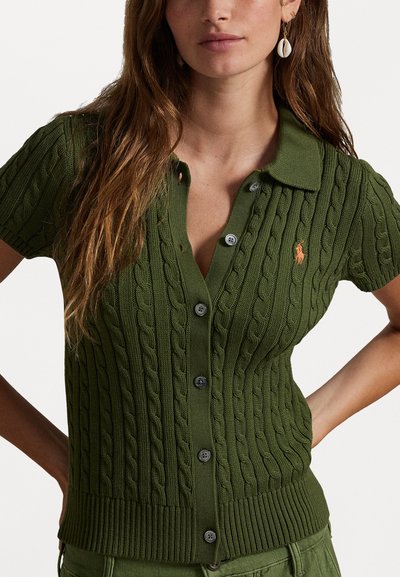 Korte mouwen, olijfgroene kabelgebreide cardigan met een kraagontwerp, met knoopsluiting en een klein geborduurd logo op de borst.