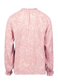 Blouse rose avec un motif serpent, encolure froncée, longues manches avec poignets élastiques, et texture de tissu lisse.