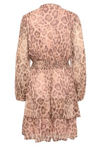 Leopardenmuster-Kleid mit langen Ärmeln, tailliertem Bund, schichteter Rock und einem weichen, transparenten Stoff in warmen Beige- und Brauntönen.
