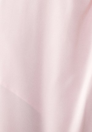 Tissu rose clair avec une texture lisse, présentant des dégradés subtils et un éclat doux, mettant en valeur une apparence drapée et sans couture.