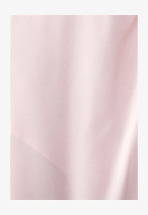 Tissu rose clair avec une texture lisse, présentant des dégradés subtils et un éclat doux, mettant en valeur une apparence drapée et sans couture.