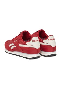 Punased sportjalatsid, mis on valmistatud nahast ja sünteetilisest materjalist. Omavad valgeid aktsente, pehmet kaelaosa, kummist talla ning Reeboki brändingut kandade osas.