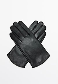 Zwarte leren handschoenen met een gladde textuur, voorzien van een ontwerp met vijf vingers en rechte manchet, plat neergelegd in een gekruiste positie.