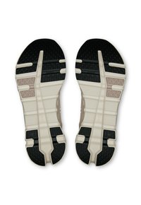 Suelas de zapatos con una combinación de colores negro y beige. Goma texturizada para mayor tracción, diseño segmentado con patrones hexagonales y construcción robusta.