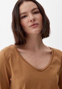 s.Oliver MIT U-AUSSCHNITT - Langarmshirt - sandstein