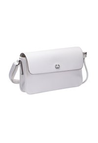 Hvid tekstureret læder skuldertaske med klaplukning, sølvplettede detaljer og justerbar rem. Enkel rektangulær form.