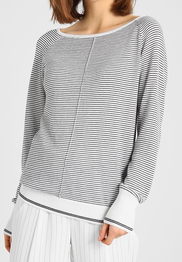 Sweter dzianinowy w czarno-białe paski z szerokim dekoltem, prążkowanymi mankietami oraz teksturowanym szwem centralnym, charakteryzujący się luźnym krojem.