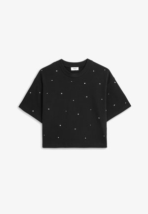 Czarna krótka koszulka z krótkim rękawem, ozdobiona drobnymi białymi geometrycznymi kształtami rozmieszczonymi nieregularnie, z okrągłym dekoltem.