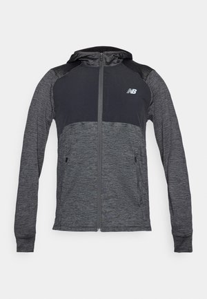 Grå atletisk hoodie med dragkedja fram, kontrasterande mörkare axlar, två framfickor och en liten logotyp på vänster bröst.