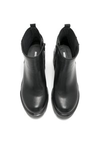 Un paio di anfibi neri in pelle con cerniere laterali, punte arrotondate e linguette sul retro, mostrati dall'alto su uno sfondo bianco.