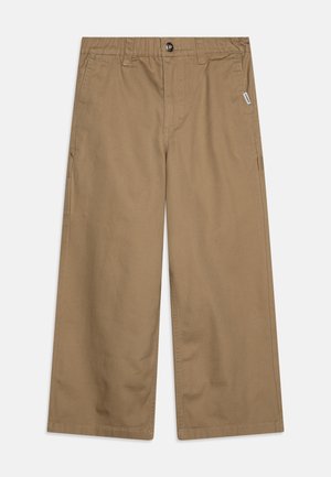 Pantalon kaki à jambes larges avec fermeture à boutons, poches avant et passants de ceinture, posé à plat sur un fond blanc.