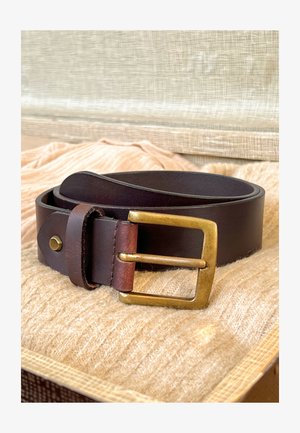 Brauner Ledergürtel mit einer Messingschnalle und einem kleinen braunen Lederschlaufe. Glatte Textur und klassisches Design.