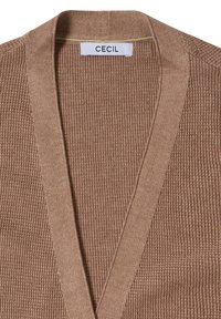 Cardigan marron en maille côtelée avec col châle et étiquette de marque "CECIL" cousue à l'intérieur de l'encolure.