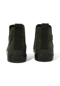 Stivale in suede verde scuro con pannelli elasticizzati sui lati, suola in gomma nera e linguetta sul tallone per indossarlo facilmente. Design semplice, senza motivi o accenti visibili.