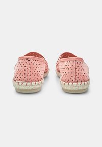 Pantofi slip-on din pânză perforată roz, cu detalii din jute împletit în jurul tălpii și un interior neted, solid.