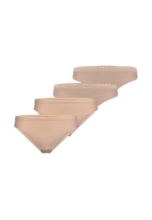 Fire beige dameunderbukser med blondedetalje, arrangeret i en trappet vandret linje på en hvid baggrund.