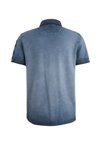 Polo in denim con un design a gradiente blu, maniche corte, colletto e rifiniture a contrasto lungo i bordi delle maniche e del colletto.