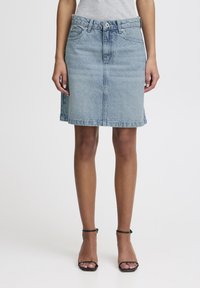 Denim skirt in light blue, with a fitted waist, five-pocket design, and knee-length hem. Features a front button closure and stitching accents.