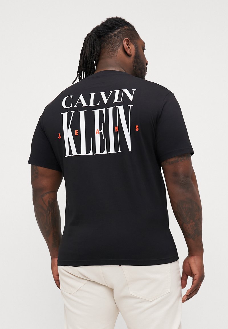 Calvin Klein Jeans PLUS SERIF FONT GRAPHIC TEE - Trükipildiga T-särk - black