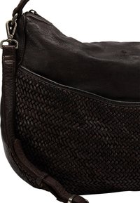 Mørkebrun læder skuldertaske med vævet tekstur på den nederste halvdel, justerbar rem og metalbeslag.