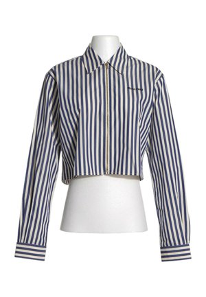 Chaqueta corta de manga larga con rayas verticales azules y blancas y cremallera frontal sobre un torso blanco de maniquí.