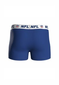 Blå boxershorts med vit midja som har upprepade NFL-logotyper och text, visade mot en vit bakgrund.