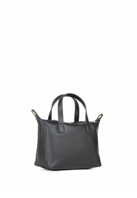Borsa a tracolla nera in pelle con due manici corti, forma rettangolare, texture liscia e un sottile accento dorato vicino alla zip. Design compatto.