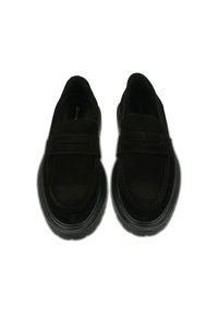 Paire de mocassins en daim noir avec bouts arrondis et semelles épaisses en caoutchouc, vus de dessus sur fond blanc.