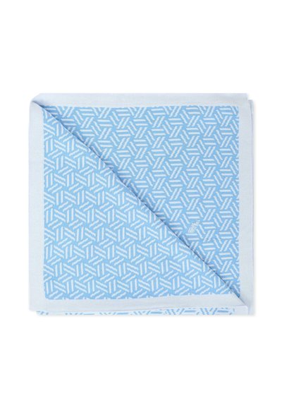 Tessuto azzurro chiaro a fantasia, con un design geometrico in bianco, bordato da un blu uniforme. Texture morbida con un angolo piegato visibile.