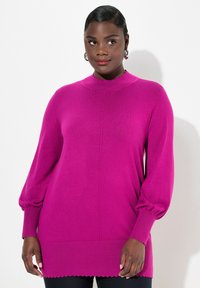 Langärmliger Pullover in leuchtendem Pink, mit gewelltem Halsauschnitt und Bündchen, gefertigt aus weichem Strickmaterial mit lockerer Passform und abgerundetem Saum.