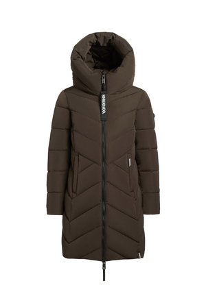 Abrigo acolchado marrón con una gran capucha plegable, diseño acolchado vertical y en forma de flecha, cierre frontal con cremallera y bolsillos laterales.