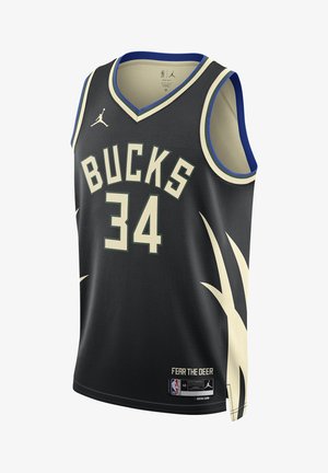 Juodas krepšinio marškinėliai su "BUCKS" ir "34" kreminės spalvos, mėlyni akcentai ant apykaklės, šoninio panelio dizaino, ir "FEAR THE DEER" etikete apačioje.