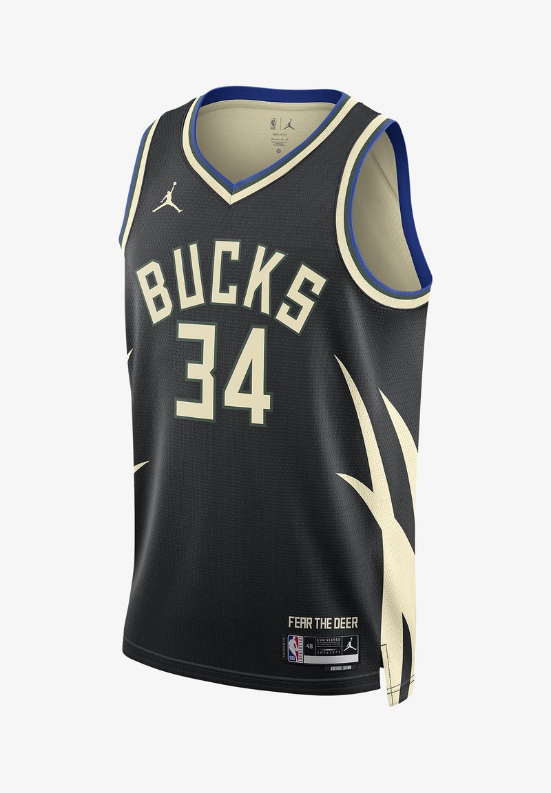 Maglia da basket nera con "BUCKS" e "34" in crema, accenti blu sul colletto, design del pannello laterale e etichetta "FEAR THE DEER" in basso.