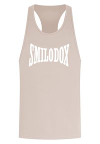 Beige tanktop met een ronde halslijn en racerback ontwerp. Voorzien van gedurfde, witte "SMILODOX" tekst op de voorkant. Zachte stoftextuur.