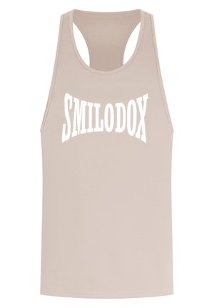 Beige tanktop met een ronde halslijn en racerback ontwerp. Voorzien van gedurfde, witte "SMILODOX" tekst op de voorkant. Zachte stoftextuur.