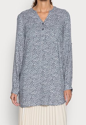 Grijze blouse met lange mouwen en een V-hals, gekenmerkt door een meerkleurig gestructureerd patroon en knoopdetails aan de voorkant. Lichtgewicht stof.