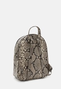 Plecak wykonany z teksturowanej sztucznej skóry węża w odcieniach szaro-czarnych, charakteryzujący się zaokrąglonym kształtem, podwójnymi uchwytami u góry oraz regulowanymi paskami.