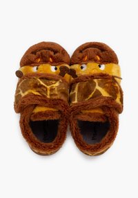 Pantofole in peluche marroni e gialle che ricordano una giraffa, dotate di pelliccia testurizzata, accenti arancioni e dettagli facciali ricamati.